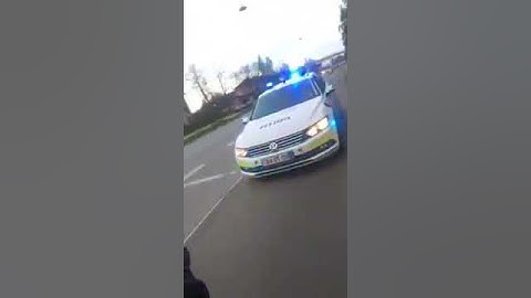 Politi flugt på knallert