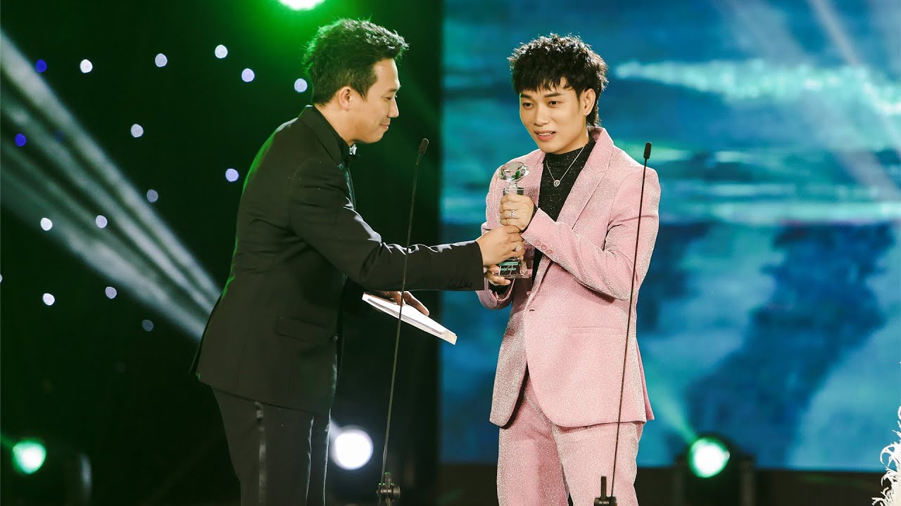 TRÚC NHÂN 3 lần lên sân khấu nhận giải LÀN SÓNG XANH