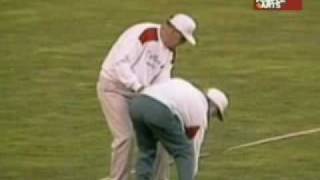 Asombrosos juez ensartado por jabalina en competencia