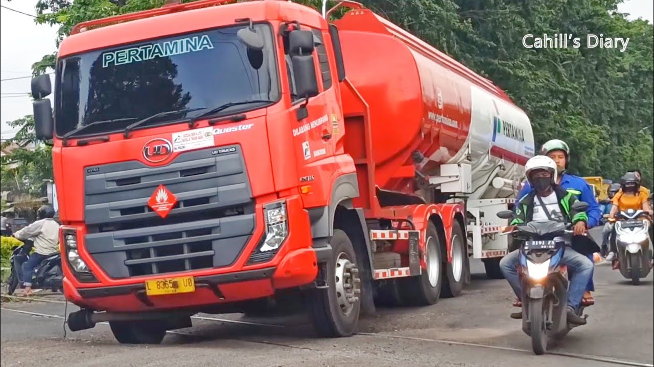 Truk Besar Lewat Jalan Perlintasan Rel yang Rusak | Hunting Truk Perak Utara