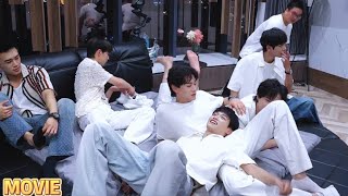 Bébé se pavane dans ses bras, et son regard fondant crie : couple officiel ! 😳