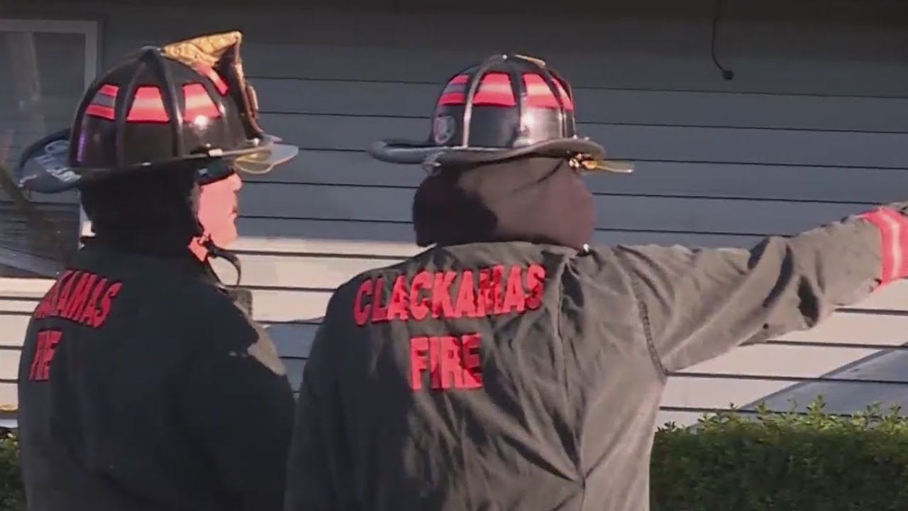 Clackamas Fire crews battle 2-alarm blaze on McLoughlin Blvd - YouTube
