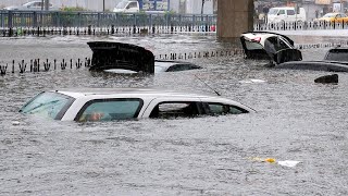 Саудовская Аравия ушла под воду. Ураган сбивал людей с ног и калечил их в Мекке