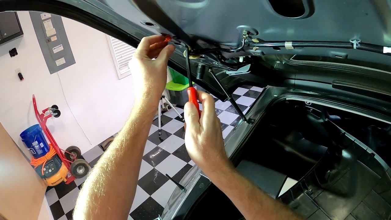 HowTo: Hatch And Trunk Trim Removal In A Nissan 350Z (Part 1