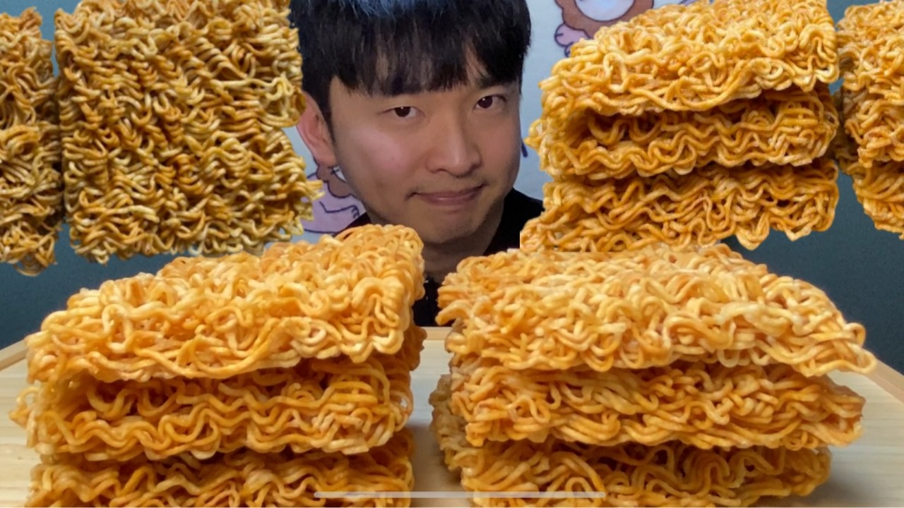 [ASMR] 게메즈 에낙 치킨맛 먹방 | Indonesian Crispy Noodle Snack Gemez Enak Mukbang