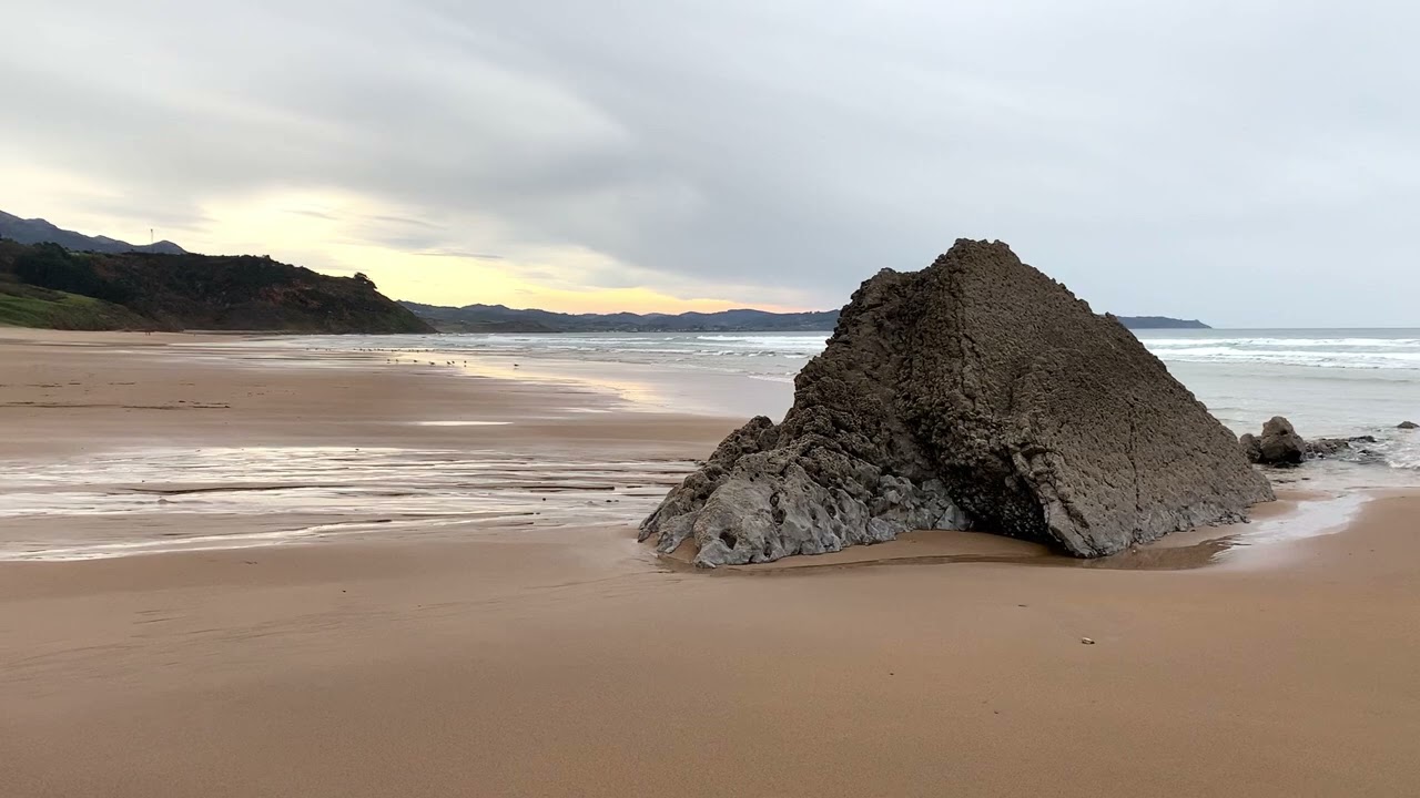 Un espectacular arenal de la costa oriental de Asturias
