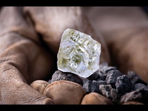 شما می توانید با شکستن صخره ها به الماس دست پیدا کنید(الماس به دست می آید)