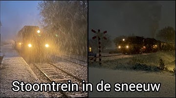Stoomtrein door de sneeuw in de avond. De 52 8139-9 rijd de pepernoten-Express.
