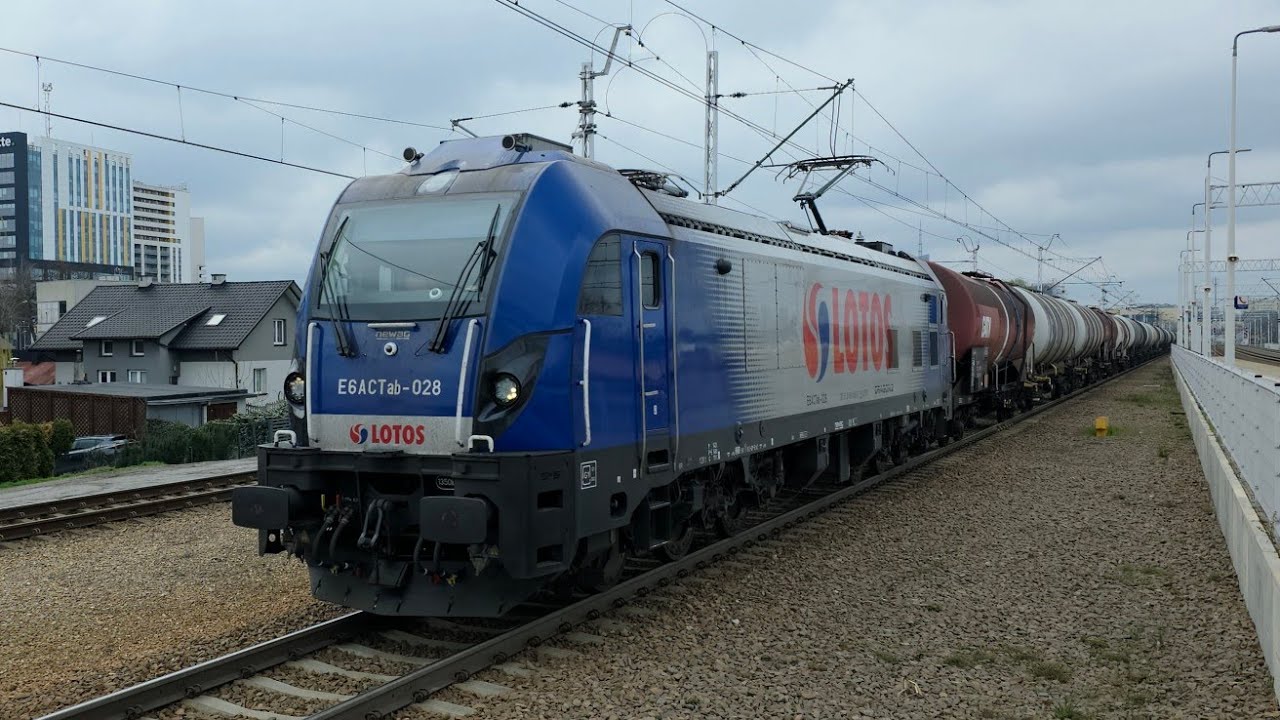 E6ACTab-028 z cysternami, przejeżdża po torze nr 41 stacji Rzeszów Zachodni 08.04.2025