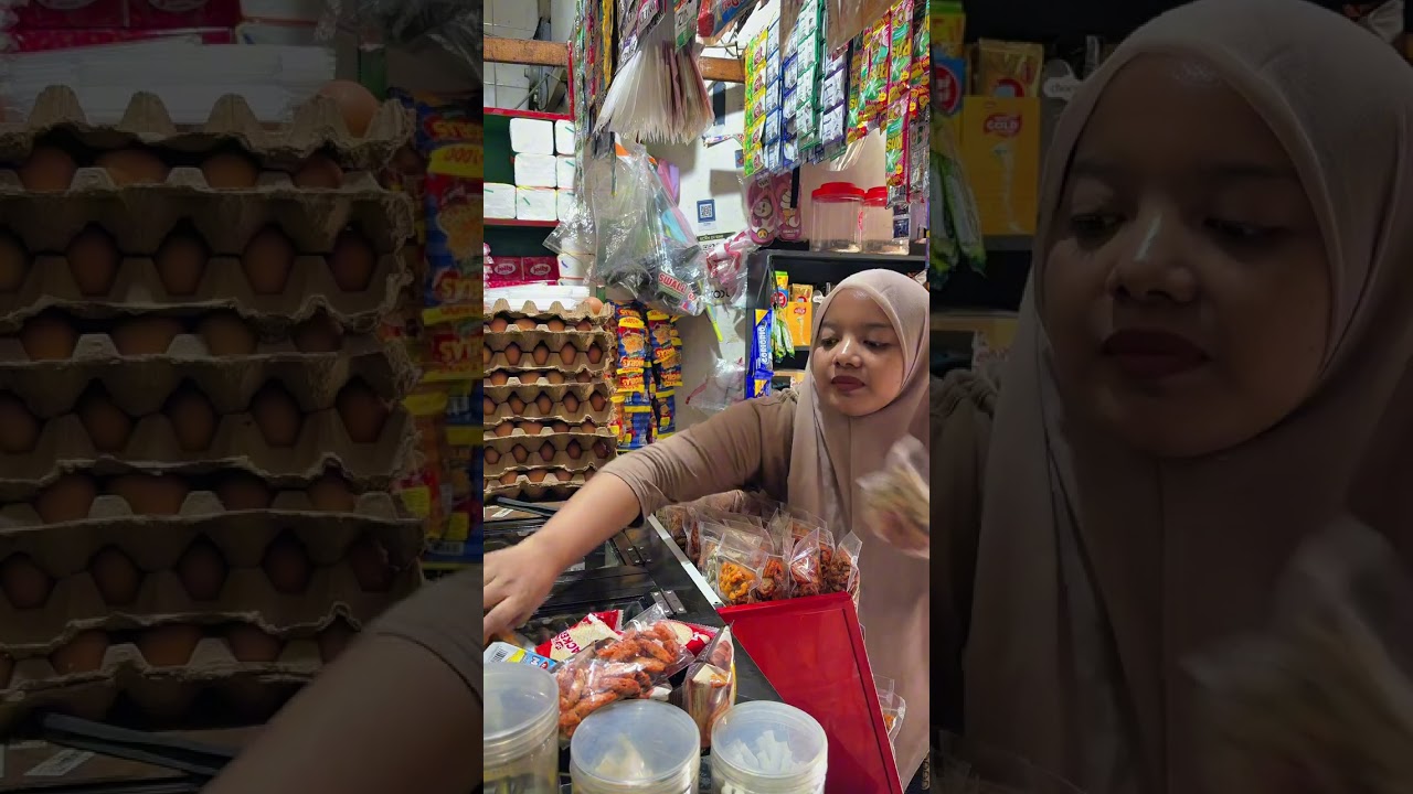 Keseruan jaga toko sembako