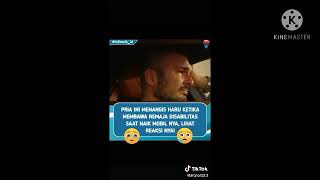 pria menangis ketika membawa remaja disabilitas naik mobilnya