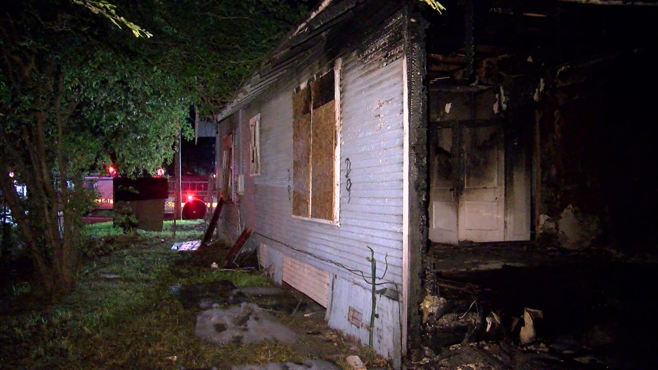 North side fire damages abandoned home - YouTube