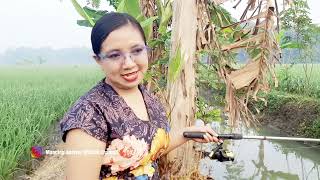 Mancing di sungai kecil sawah kampung pedesaan