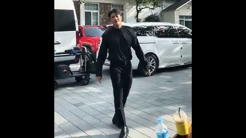 계속 돌려보게 되는 김종국의 미친 셔츠핏과 비율... (김종국 실제 비율 실물짤)
