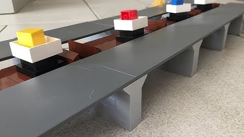 Lego Mindstorms EV3 Delta robot loading the train with four containers, by Sioux.NET on Track
