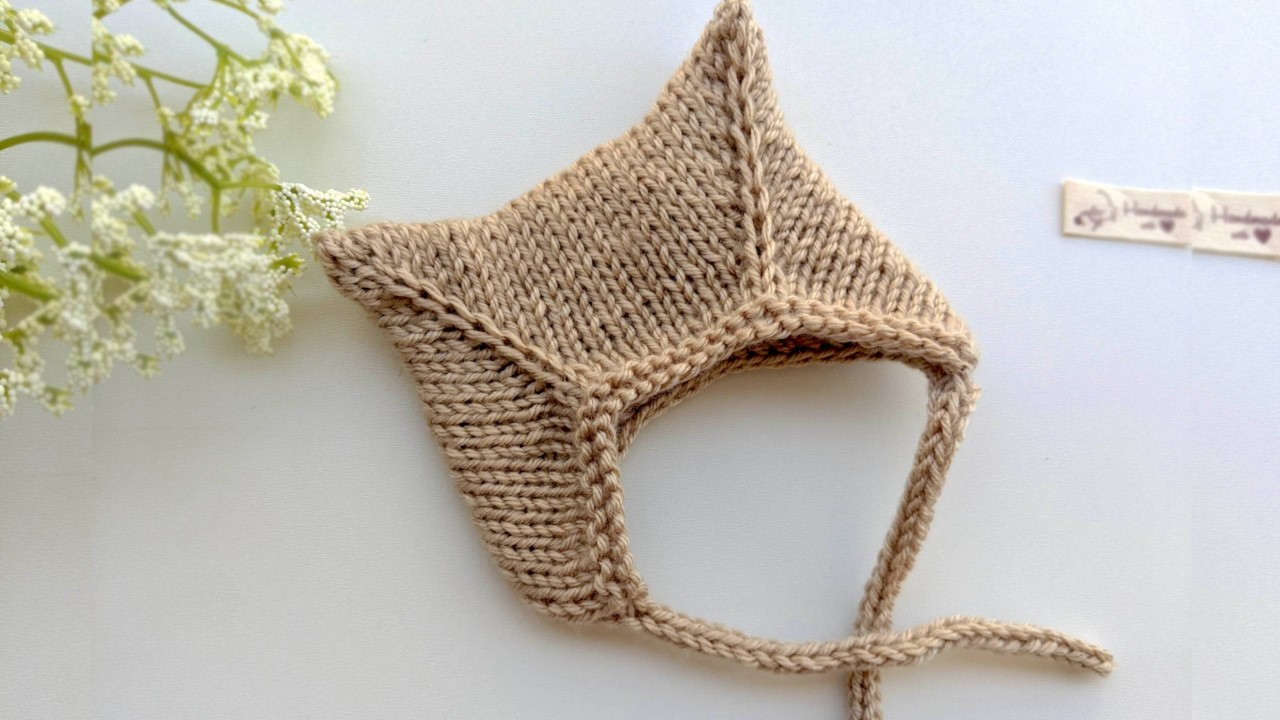 Вязаная шапка-игрушка «Китти»