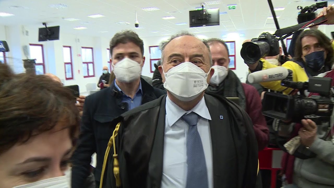 Major Italian mafia trial kicks off with hundreds in dock | AFP - YouTube