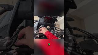 Ajuste de Suspensión de Moto: ¡Contando Clics Para la Carrera Perfecta! #shorts