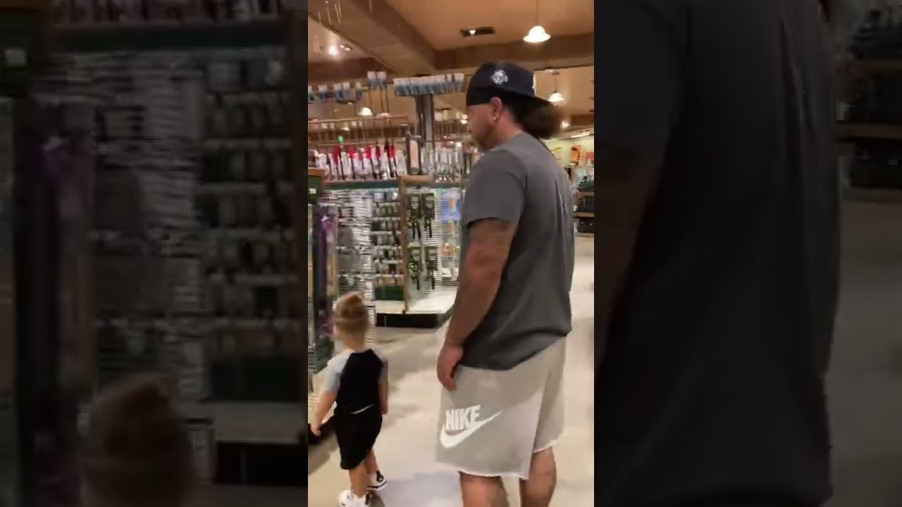 Местный магазин Outdoor world. Все для охоты, рыбалки, кемпинга, активного отдыха и т.д.