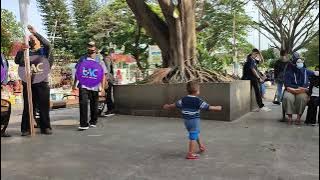 Bocah Gundul Joget Lucu di Depan Benteng Vredeburg Kawasan Pedestrian Malioboro Jogja