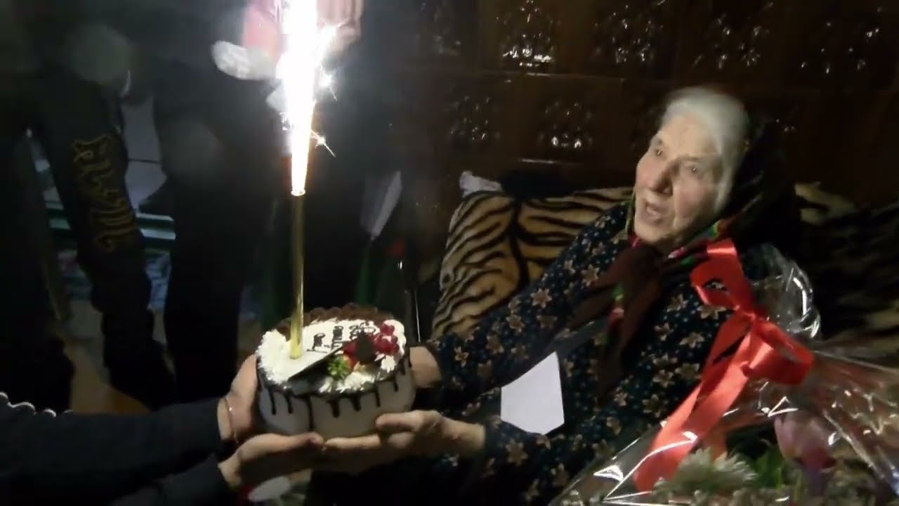 VIDEO. Născută în aceeași zi cu  Ceaușescu. O femeie din Gura Văii- Girov a împlinit 100 de ani