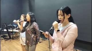Download lagu Dihadapan Tahta KudusMu - GBI Pasirian Cover