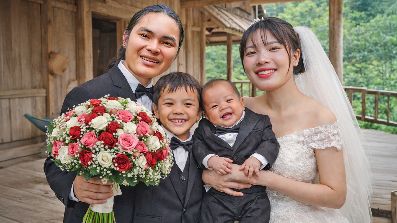 Wedding Anniversary: I Bought My Wife a Beautiful Bouquet of Flowers - Happy Day