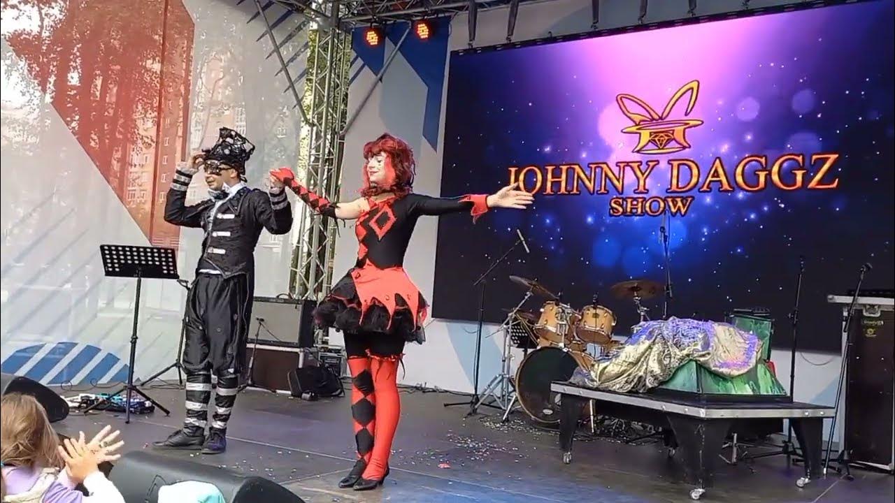 матрица вечеринка. световое шоу экстраваганза. пиксельное шоу extravaganza. Moscow show логотип. показ мод нижний новгород.