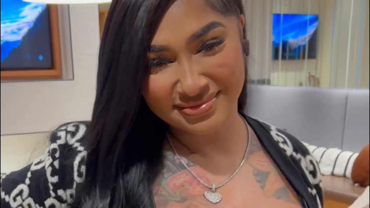 Dude is locked outside his apartment with a baddie!