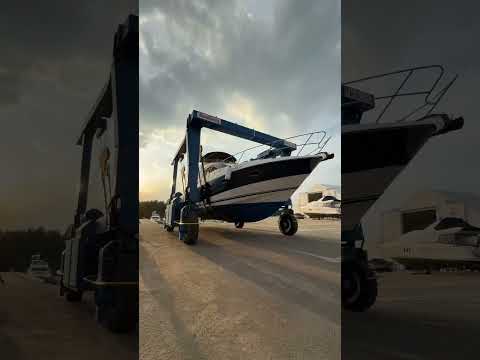 Как спускают моторные яхты на воду #праваналодку #судовождение #яхты #рыбалка #гимс #суперхаус