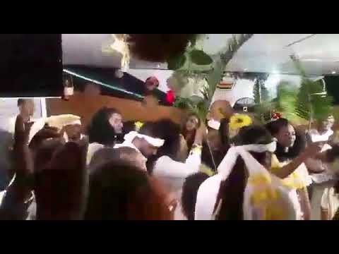 ቪዲዮ: የቀለበት ወንጭፍ እንዴት እንደሚለብሱ