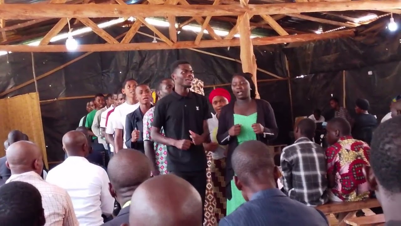 Jovens da central da baixa de Alto Molocue Zambézia 