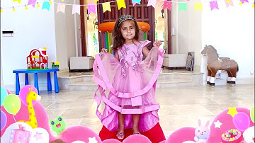 Mia chọn váy đi dự tiệc công chúa