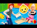 Куклы Барби и Кен собирают детскую кроватку — Игры для девочек в дочки матери