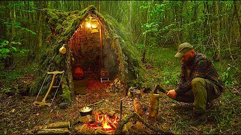 Building a Survival Shelter in a Forest - Camp food from natural herbs - DayDayNews