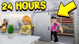 I HID FOR 24 HOURS IN MY SISTER'S MANSION!! (Roblox Bloxburg)