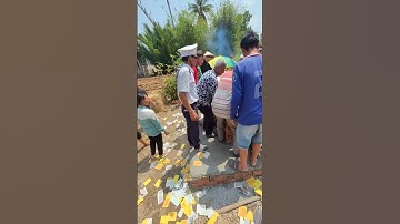 Hạ huyệt khó chỉnh quan tài vì xây huyệt quá khít chỉ vừa để đủ chiếc quan tài.