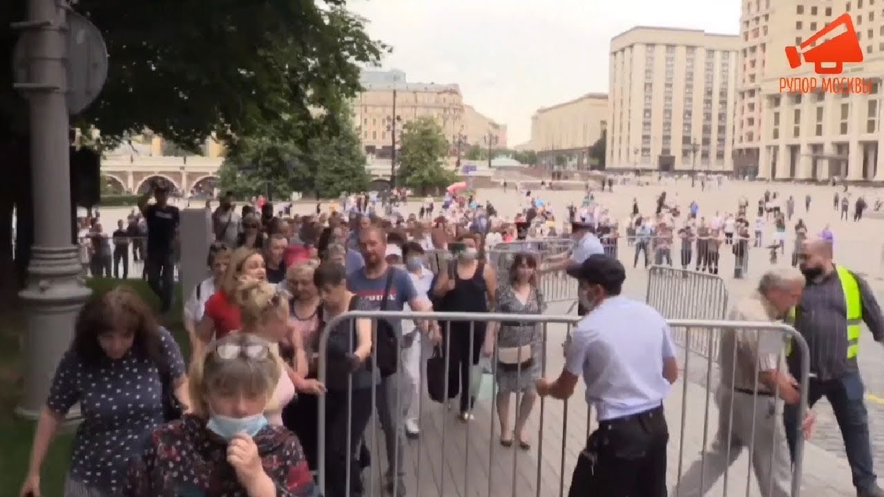 ⚡️Момент прорыва граждан на Красную площадь через кордоны полиции в Москве 05.07.20