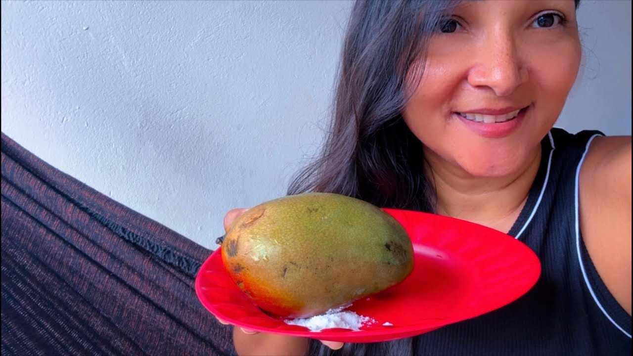 Comendo uma manguinha verde com sal e interagindo com vocês!