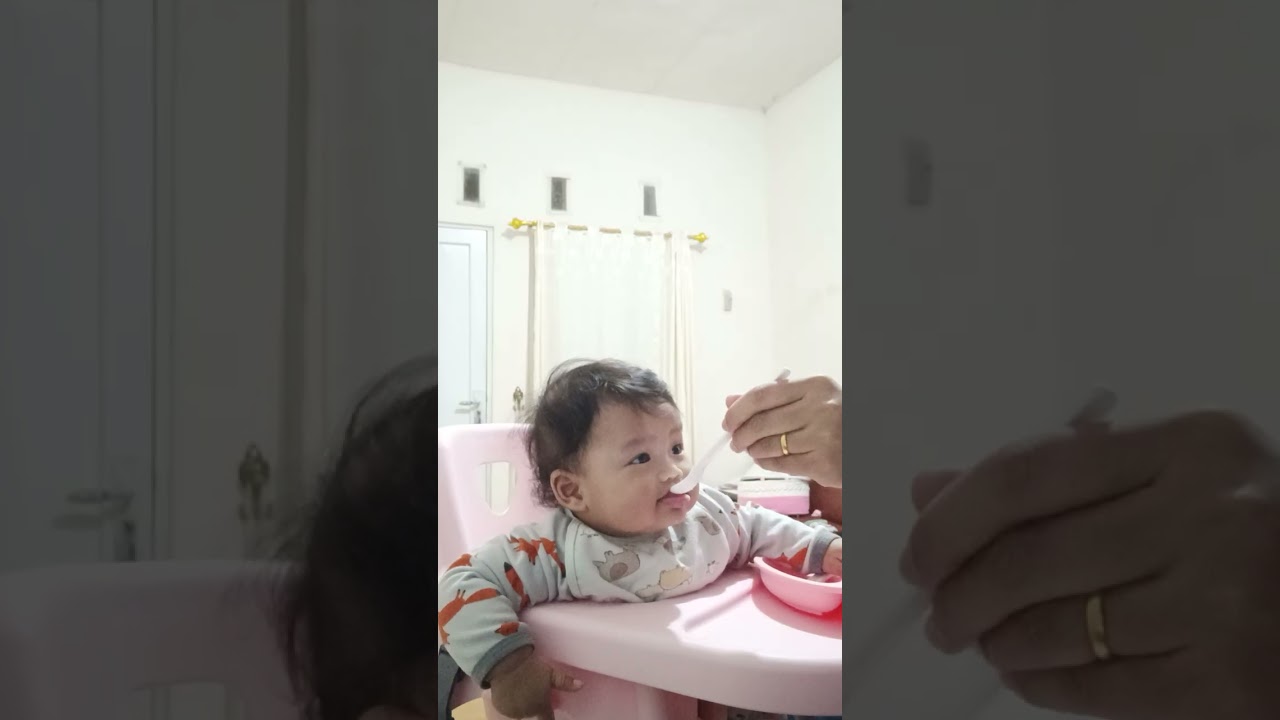 Bella belajar makan pakai sun