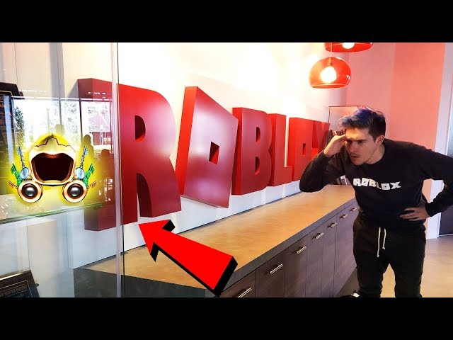 Finding The Golden Dominus At Roblox Hq Ft The Crew Youtube - flying to roblox hq tomorrow where is the golden dominus roblox copper jade and crystal key