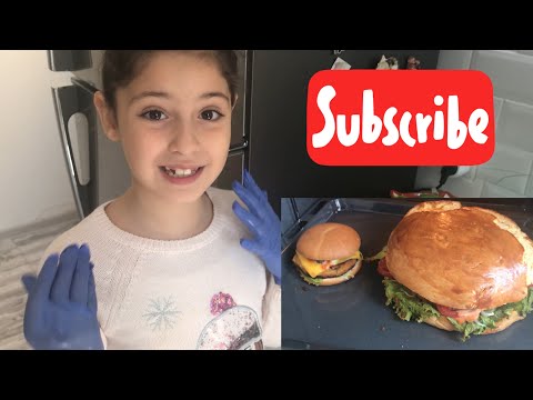 სოფია ამზდებს უზარმაზარ ჰამბურგერს.. София готовит огромный Бургер. Sofia is cooking a big hamburger