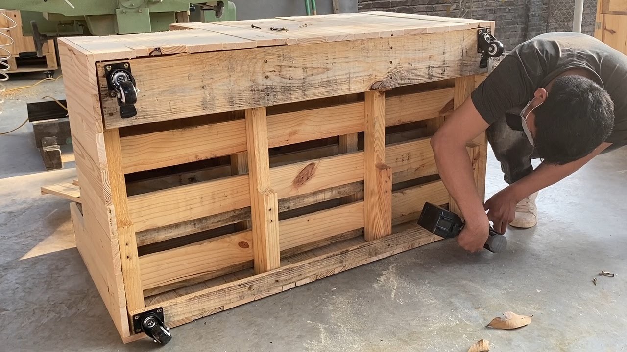 Smart Creations with Used Shipping Wood Pallets //  Build An Outdoor Double Chair  For Young Couple