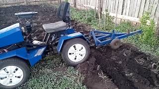 Вспашка огорода на самодельном мини тракторе