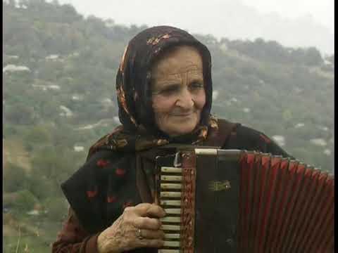 Песни чеченская музыки. Старые чеченские певицы. Старые чеченские артисты. Аккордеон старый в Чечне. Старые артисты чеченки.