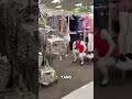 Dia Berpura-pura Jadi Manekin… Lalu Mengejutkan Temannya! 😲