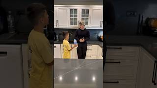 Talha Öffnet Flasche