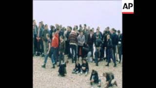 SYND 5 5 79 MODS AND SKINHEADS RAMPAGE ON BANK HOLIDAY
