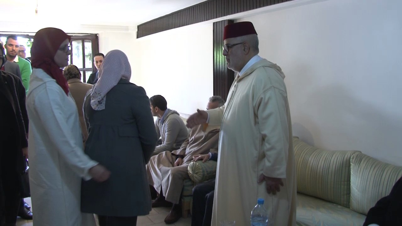 أجواء مؤثرة من داخل منزل بنكيران بعد وفاة والدته (فيديو)