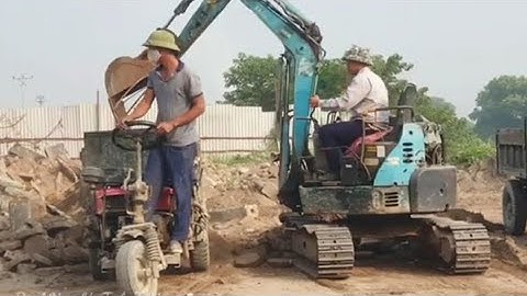 Máy xúc Komatsu MR30 múc cát lên công nông ba bánh